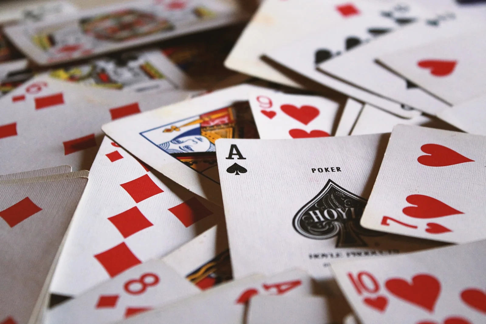 Meja kartu dan chip untuk pengalaman kasino VISI4D